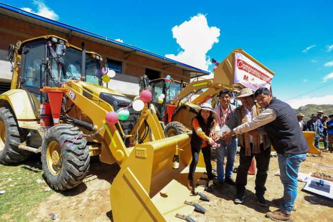 Las Bambas entrega retroexcavadoras en Chumbivilcas