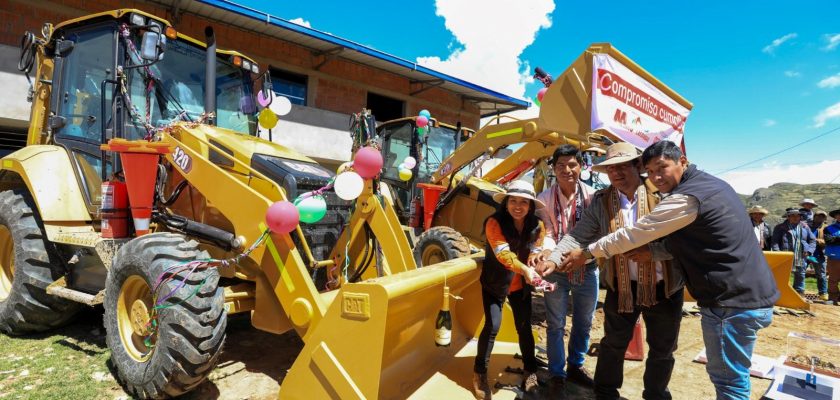 Las Bambas entrega retroexcavadoras en Chumbivilcas