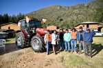 Minera Boroo entrega nuevo tractor agrícola