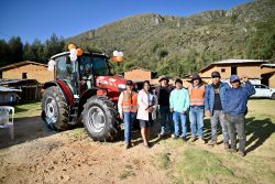 Minera Boroo entrega nuevo tractor agrícola para mejorar producción agropecuaria en el caserío Los Loros