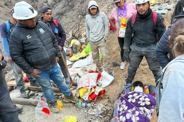 Nasca: rescatan con vida a minero atrapado 45 horas en socavón