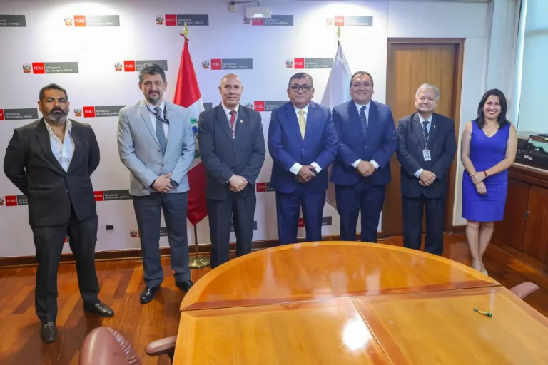 Rodolfo García Esquerre y equipo del MINEM