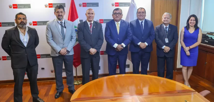 Rodolfo García Esquerre y equipo del MINEM