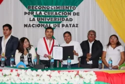 La Libertad: alcalde de Pataz entrega ley de creación de la Universidad Nacional de Pataz