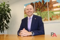 Embajador James Yeomans (Australia)