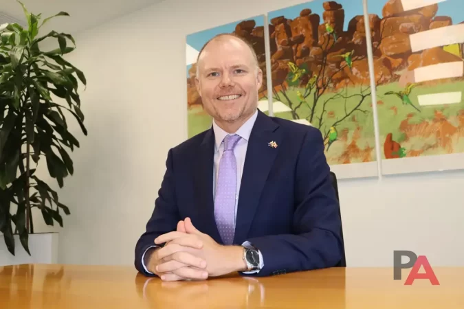 Embajador James Yeomans (Australia)