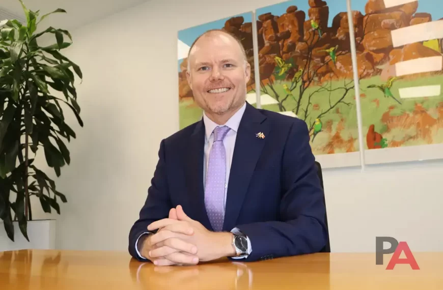 Embajador James Yeomans (Australia)