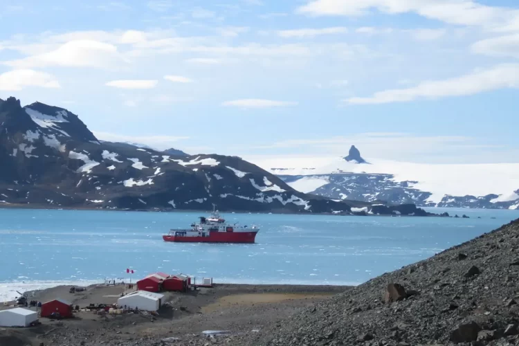 Ingemmet lidera investigación en la Antártida sobre emisiones de CO₂ y metano desde el fondo marino