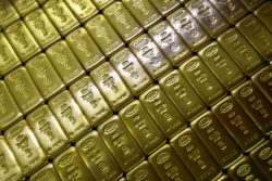 El oro retrocede ante el avance del dólar y los rendimientos previo a las conversaciones entre Estados Unidos e Irán