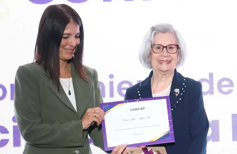 María Julia Aybar es reconocida por la CONFIEP