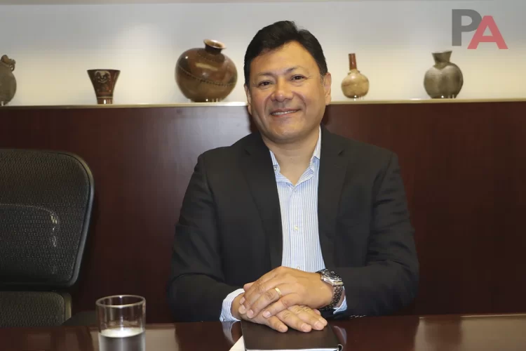 Zetti Gavelán, directivo del Instituto de Ingenieros de Minas del Perú (IIMP) Zetti Gavelán, directivo del Instituto de Ingenieros de Minas del Perú (IIMP)
