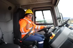 Dos mujeres de Huamachuco marcan un hito en la minería al operar los primeros camiones 100% eléctricos en Zijin – La Arena