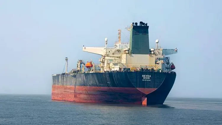 32 países acuerdan liberar un récord de 400 millones de barriles de petróleo para frenar alza de precios