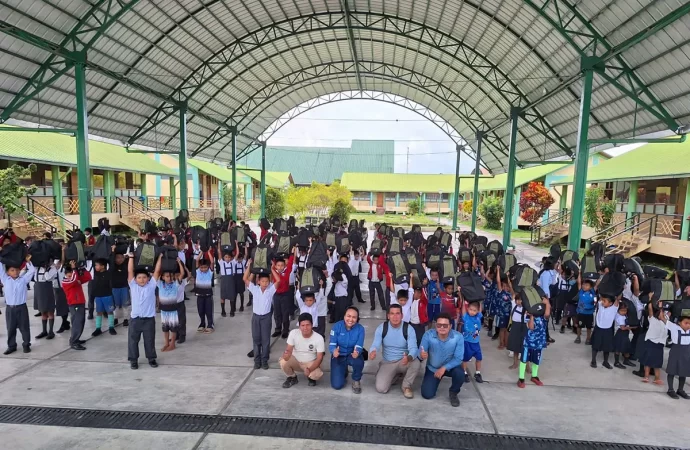 Camisea entrega paquetes escolares