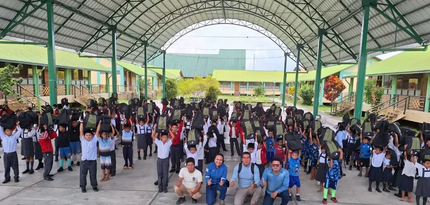 Camisea entrega paquetes escolares