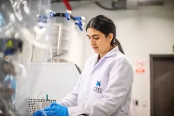 Becaria del Pronabec integra equipo de investigación para la detección temprana del cáncer y del Alzhéimer