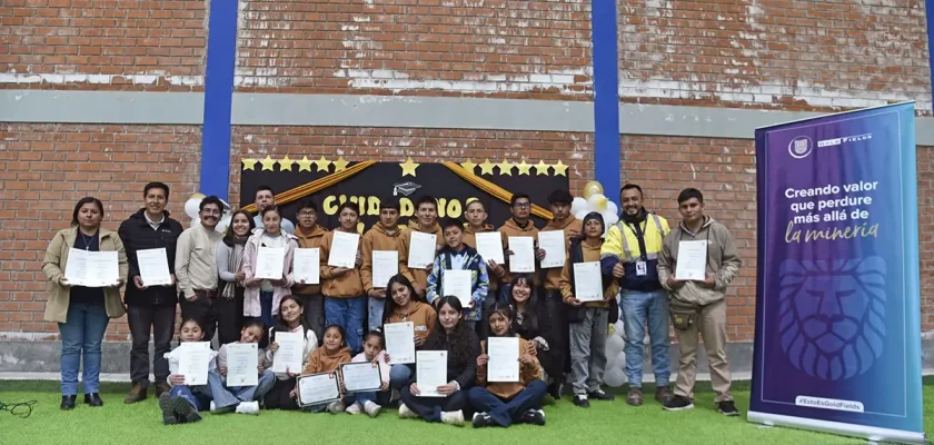 Gold Fields certificación de Cambridge para estudiantes de Hualgayoc
