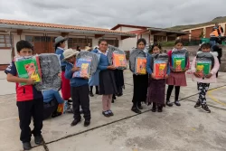 Zijin La Arena impulsa la educación en Huamachuco con entrega de útiles y uniformes escolares