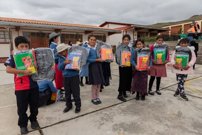 Zijin La Arena entrega kits escolares