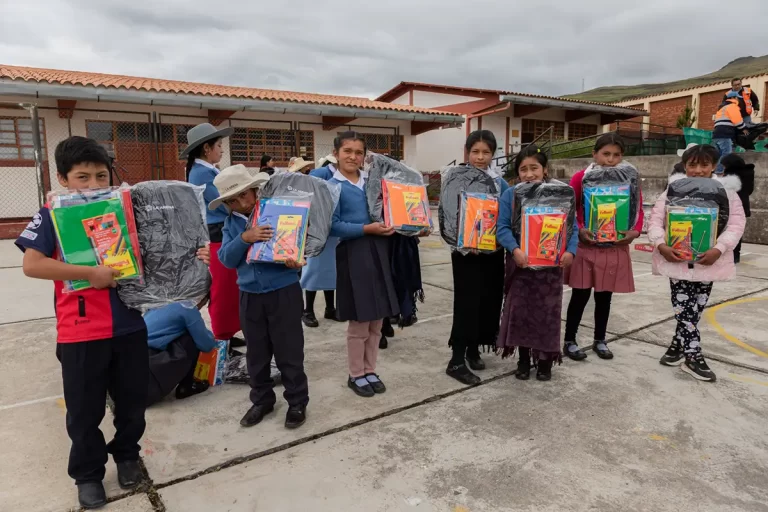 Zijin La Arena entrega kits escolares