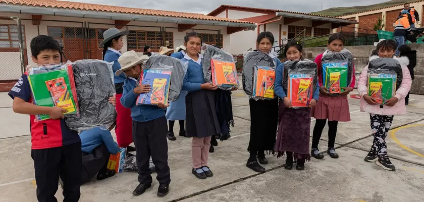 Zijin La Arena entrega kits escolares