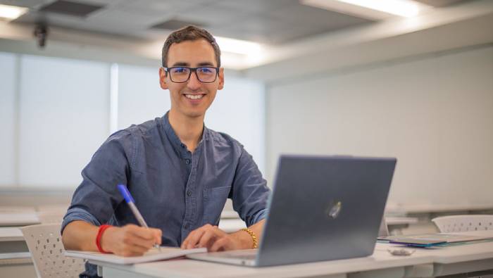 becas nacionales y en el extranjero