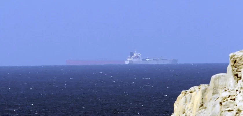 buque en el estrecho de Ormuz