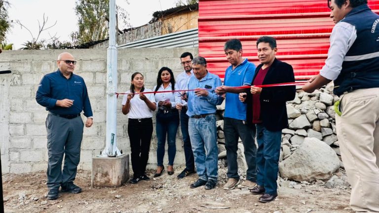 Anglo American entrega luminarias solares
