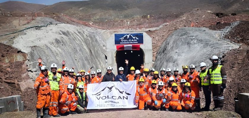Amplía con formato generativo la imagen adjunta solo en el alto, aumenta la resolución y tamaño a 4K