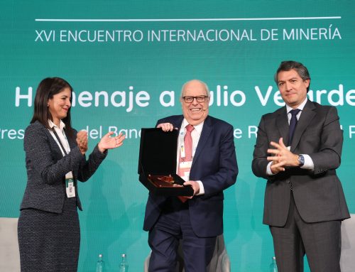 XVI SIMPOSIO: SNMPE rindió homenaje a Julio Velarde por su contribución a la estabilidad macroeconómica del Perú