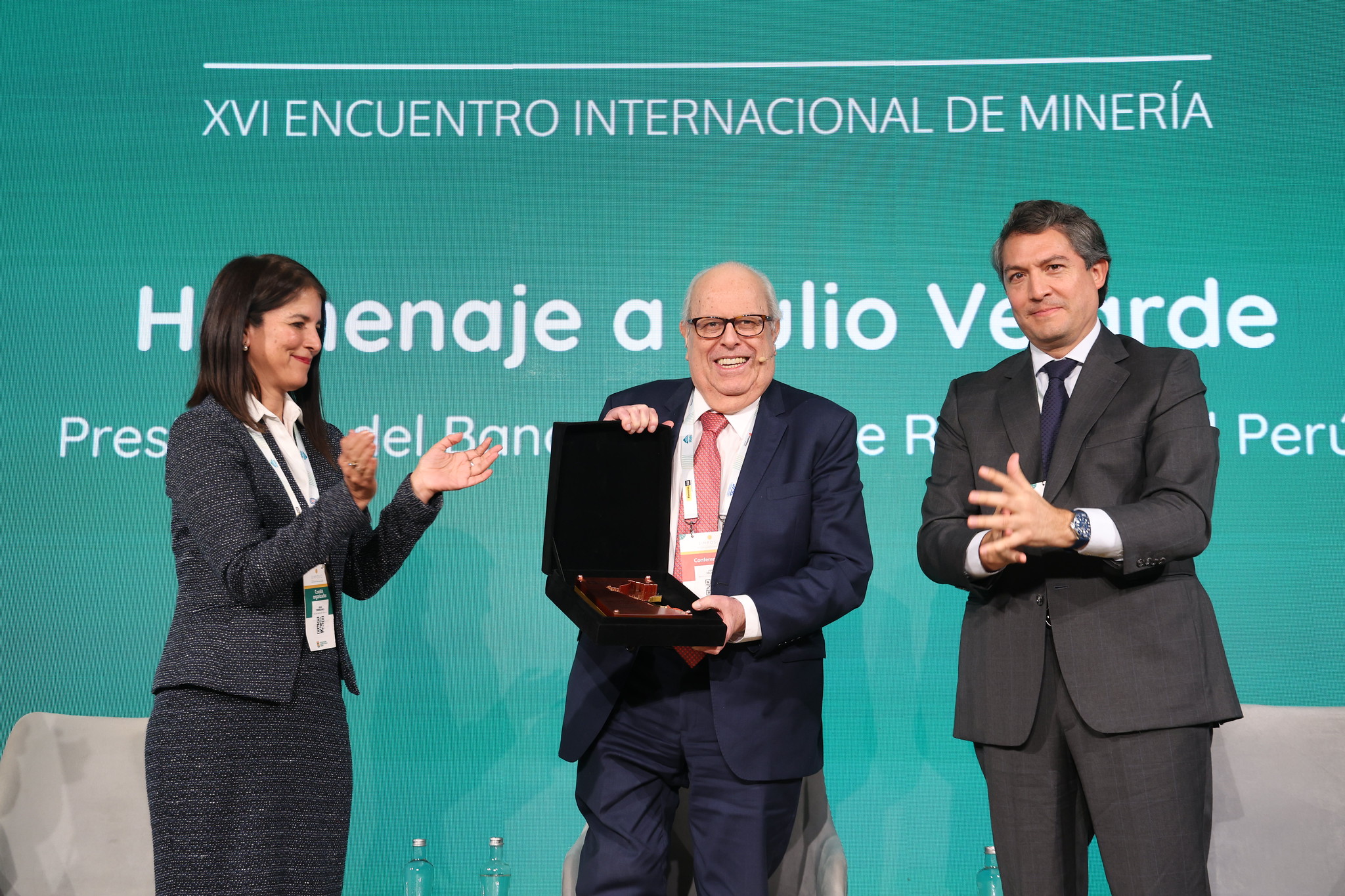 XVI SIMPOSIO: SNMPE rindió homenaje a Julio Velarde por su contribución a la estabilidad macroeconómica del Perú