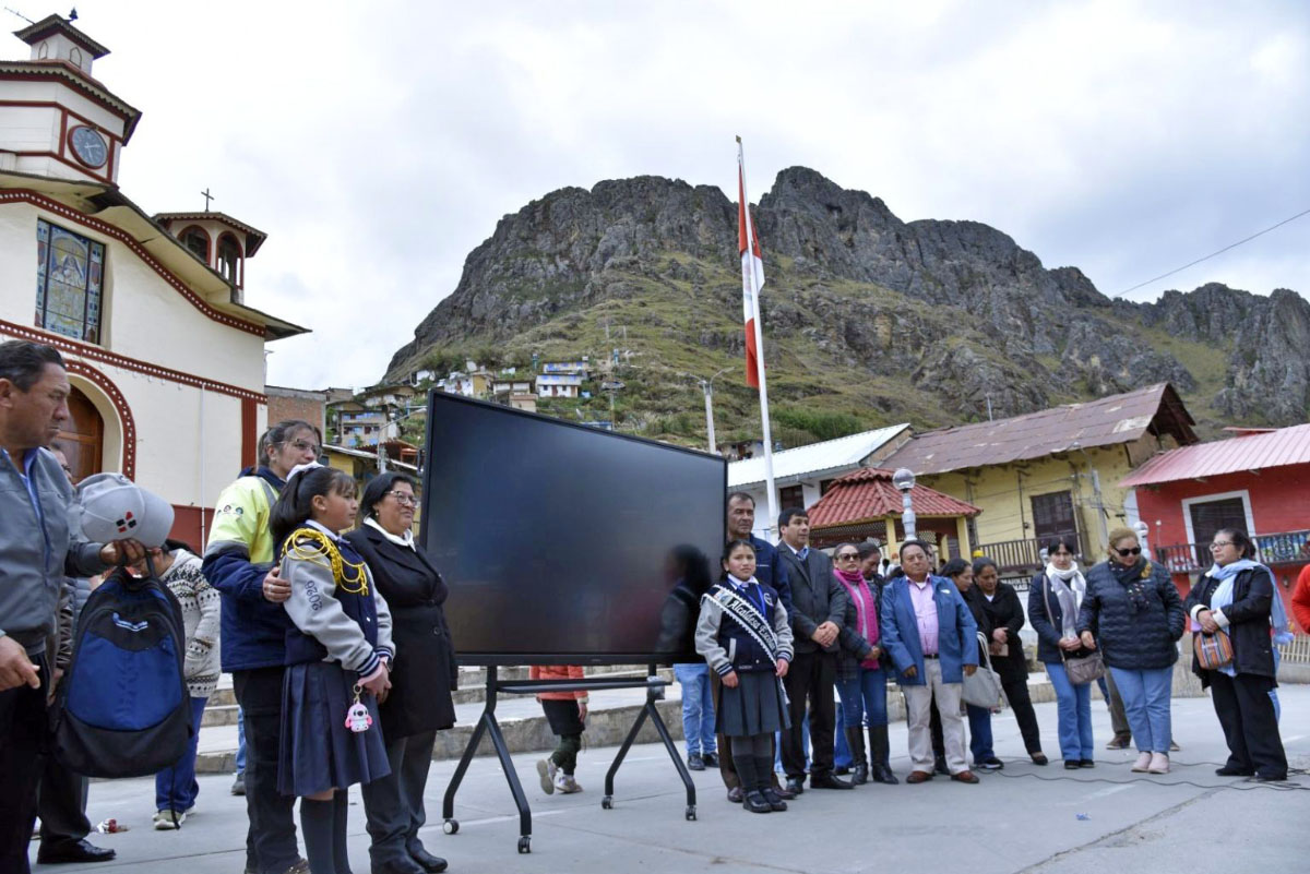 Gold Fields implementa aulas inteligentes en Hualgayoc con inversión en tecnología educativa para 37 escuelas