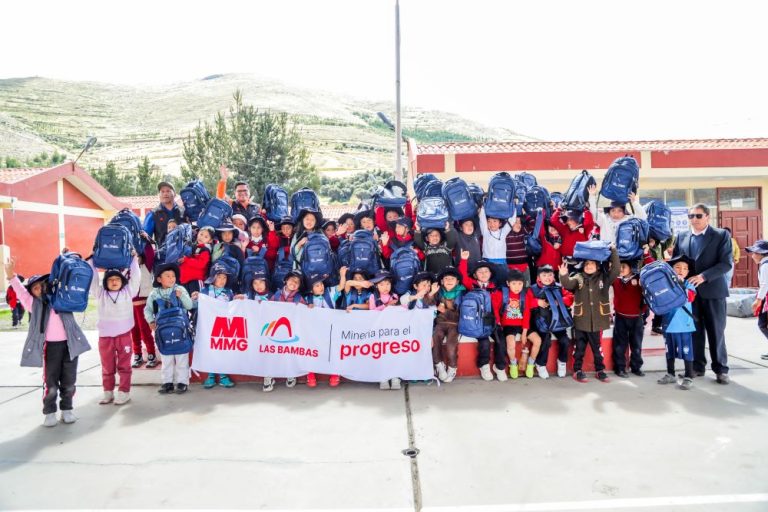 Las Bambas entrega kits escolares