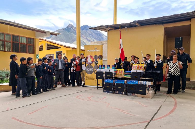Poderosa y Asociación Pataz entregan útiles escolares