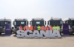 Scania entrega cinco tractos a SLA para fortalecer el transporte especializado de vehículos en el Perú