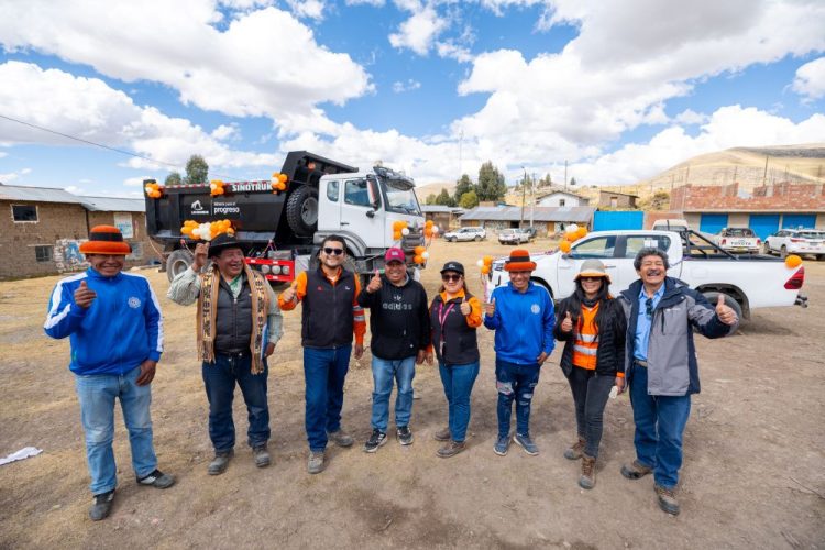 Las Bambas cumple acuerdos con Ccahuapirhua y fortalece su empresa comunal con nueva maquinaria