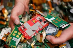 Reino Unido impulsa la economía circular al extraer oro de teléfonos desechados para fabricar joyas
