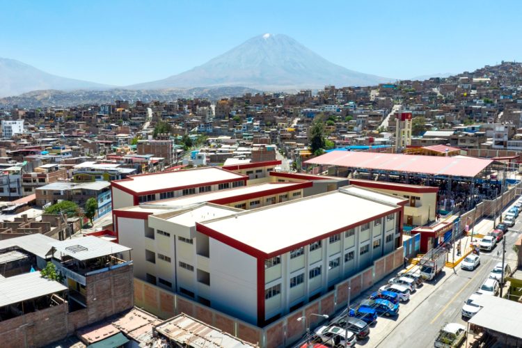 Ferreyros inaugura colegio Héroes del Cenepa en Arequipa