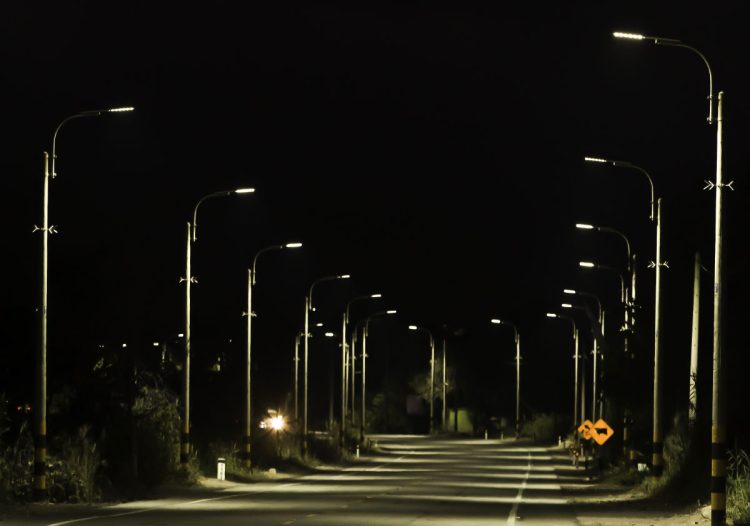 Anglo American Quellaveco instala luminarias solares 