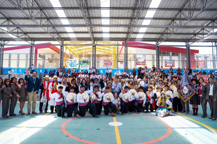 Ferreyros inaugura colegio Héroes del Cenepa en Arequipa