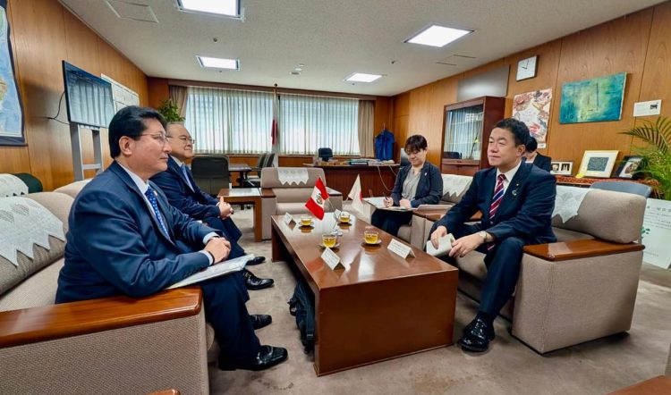 Guillermo Shinno con autoridades del Japón