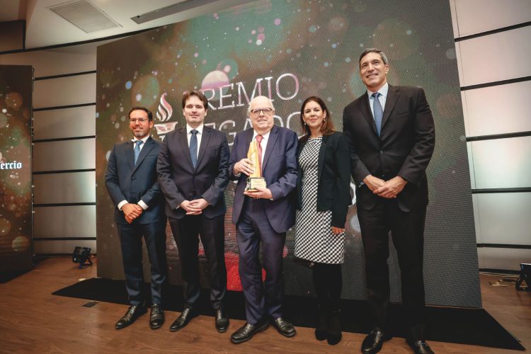 Julio Velarde recibe el primer Premio Legado Perú 2026