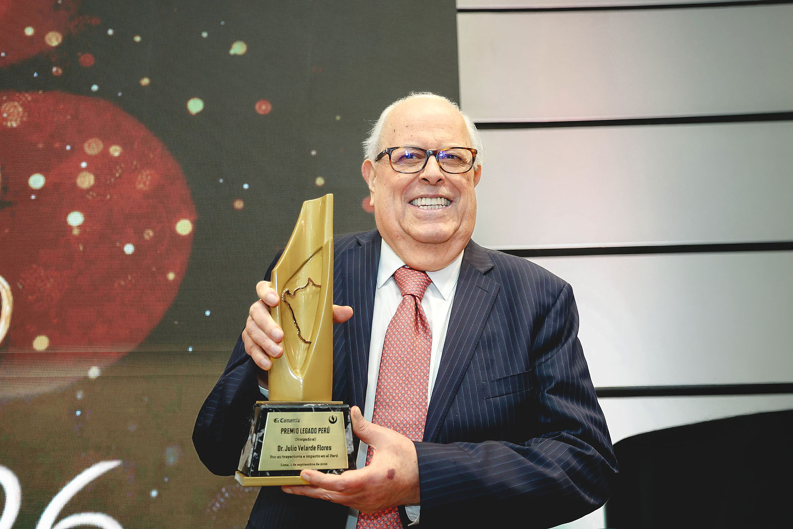 Julio Velarde recibe el primer Premio Legado Perú 2026 por su aporte al país