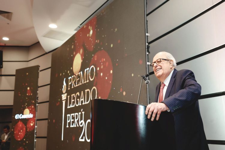 Julio Velarde recibe el primer Premio Legado Perú 2026 