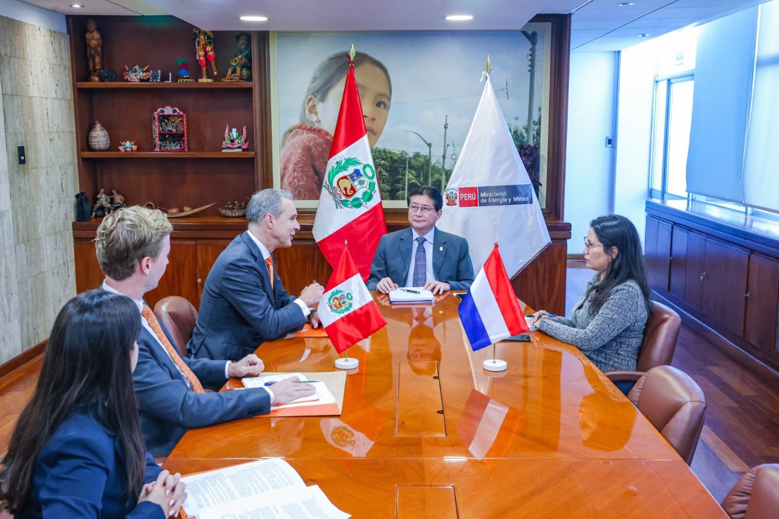 Minem y Países Bajos impulsan agenda de cooperación en minería y transición energética