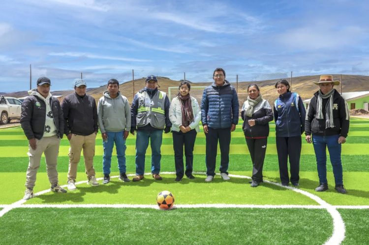 Minera Bateas, Jachaña inaugura campo deportivo de grass sintético