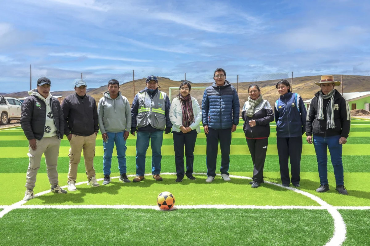 Minera Bateas: Jachaña inaugura campo deportivo de grass sintético para estudiantes y familias