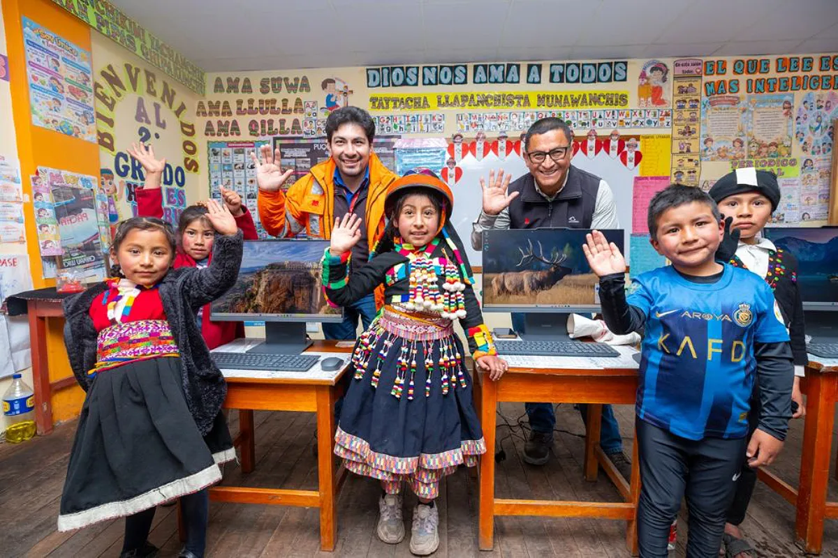 Minera Las Bambas entrega 20 computadoras para fortalecer la educación en Apurímac