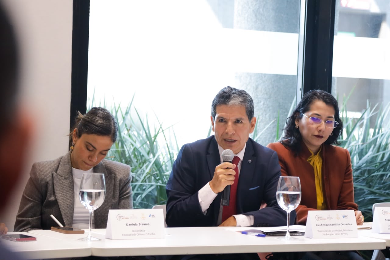 Perú impulsa integración eléctrica andina y prioriza interconexión con Ecuador