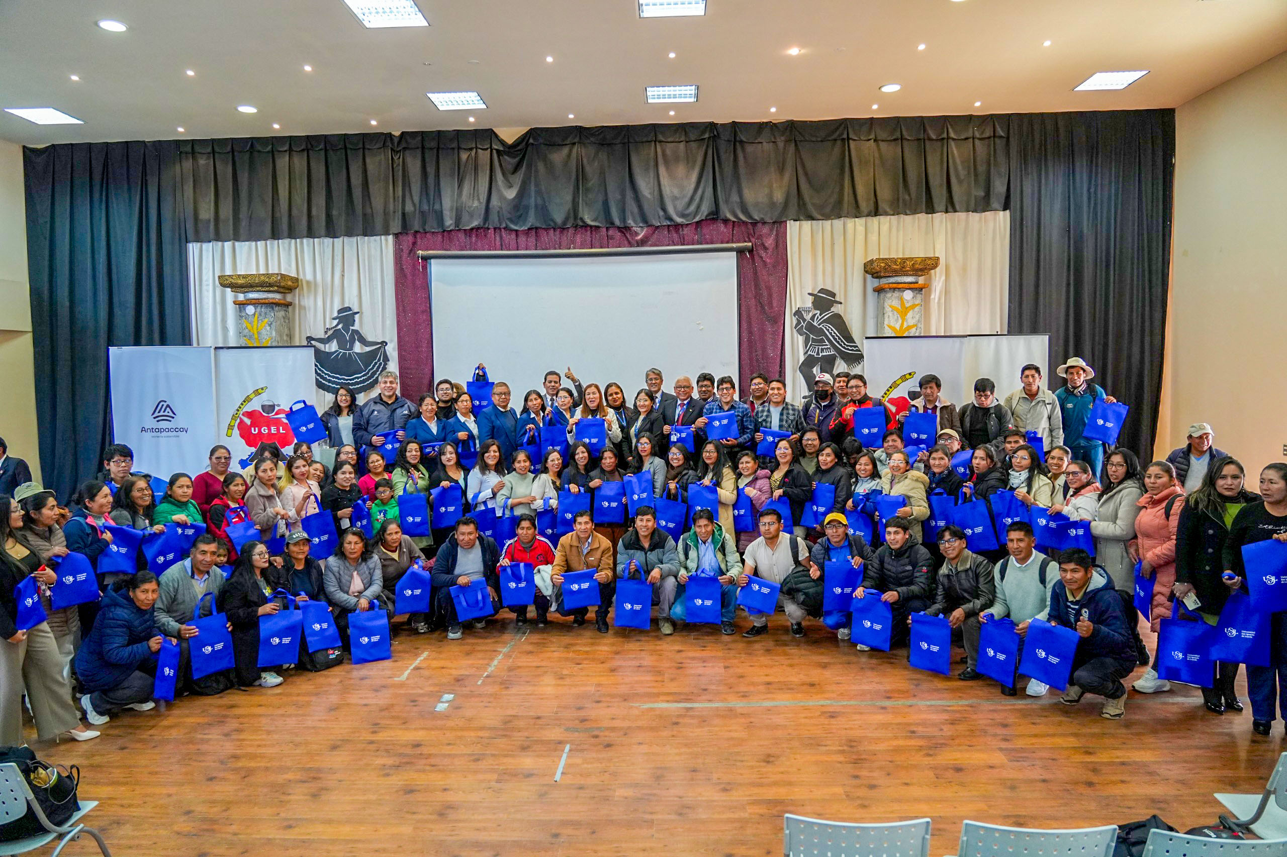 Antapaccay: 200 docentes de Espinar se capacitan en herramientas digitales para sus aulas